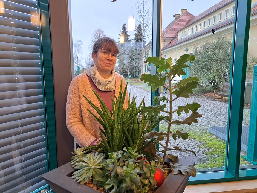 Beate Kollatz aus dem Lfulg zeigt ein paar Zimmerpflanzen