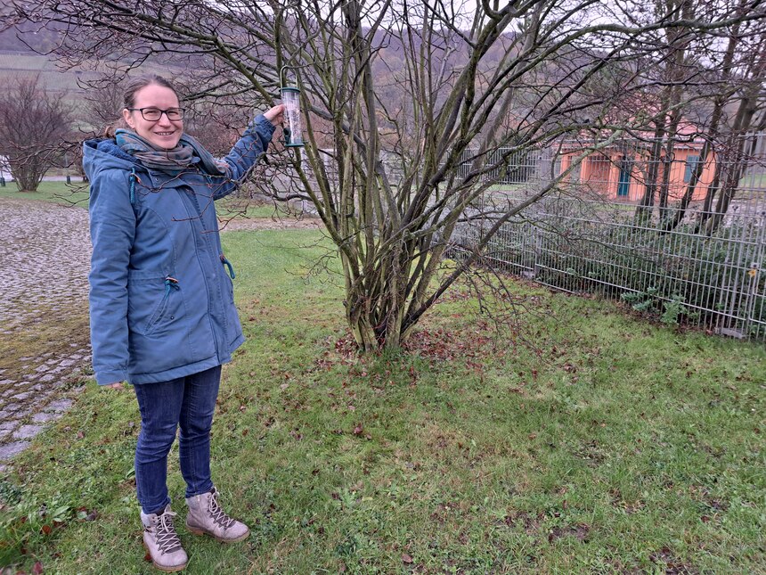 Referendarin Frau Hauser zeigt eine Futtersäule